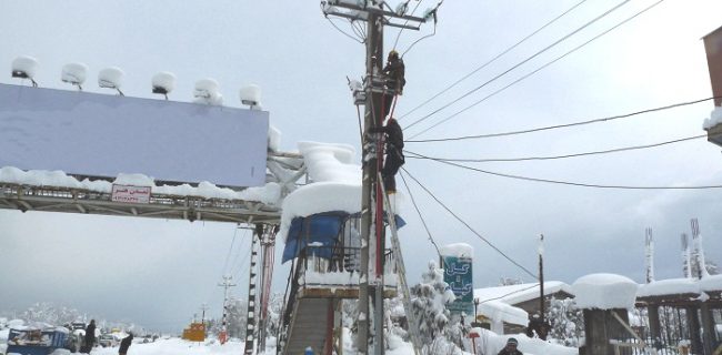 پایداری شبکه های توزیع برق علیرغم بارش برف شدید  حضور فعال اكیپ های عملیاتی توزیع برق استان جهت رفع خاموشی های موردی