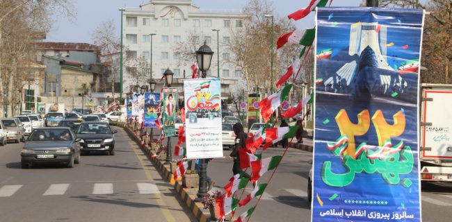 شهرداری لاهیجان با آذین بندی میادین و خیابانها به استقبال دهه فجر رفت