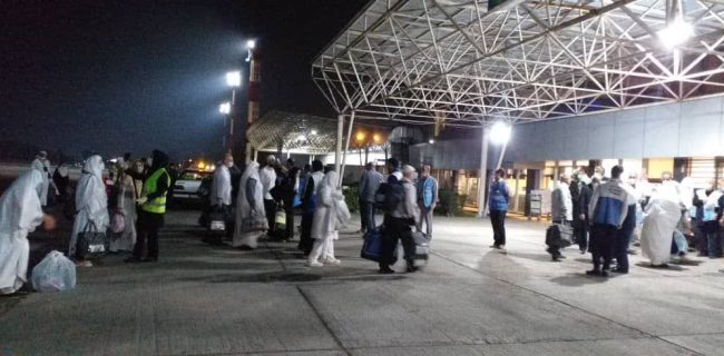 بازگشت سالم ۷۲۴ زائر حج تمتع با تدابیر ویژه بهداشتی در فرودگاه سردار جنگل رشت بازگشت سالم ۷۲۴ زائر حج تمتع با تدابیر ویژه بهداشتی در فرودگاه سردار جنگل رشت