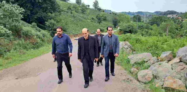 بازدید میدانی فرماندار لاهیجان از روند تعمیرات جاده روستای شیرنسا به کوره
