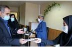 به مناسبت هفته عفاف و حجاب معاون فرهنگی و دانشجویی دانشگاه علوم پزشکی گیلان با اهدای بسته های فرهنگی حجاب، از بانوان شاغل این معاونت تقدیر کرد
