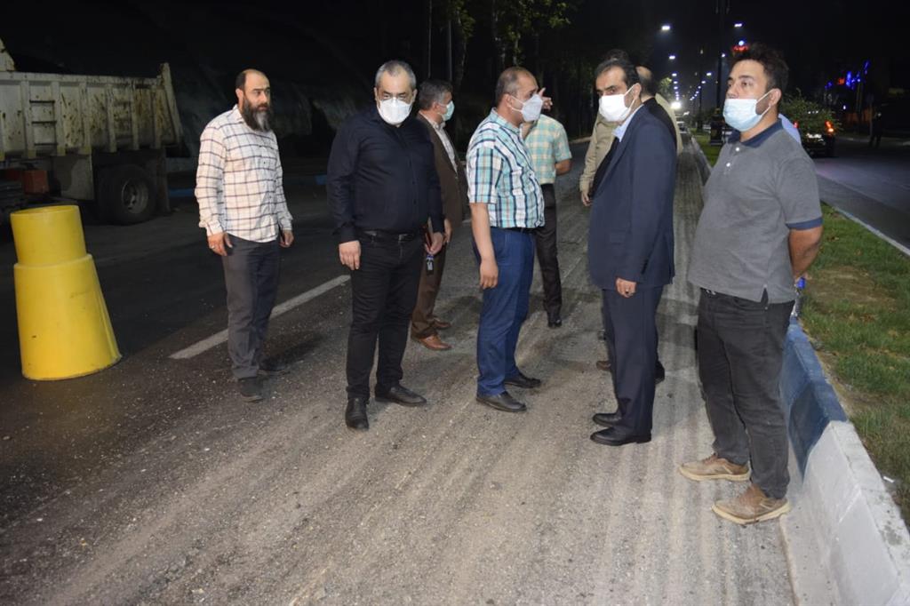 مهندس احمدی شهردار رشت شب گذشته از اجرای عملیات آسفالت مسیر میدان مصلی تا میدان فرهنگ بازدید کرد