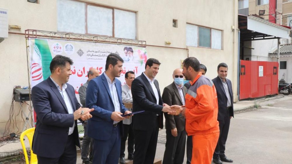 همزمان با هفته کار و کارگر ؛  از کارگران نمونه شهرداری لاهیجان تقدیر شد