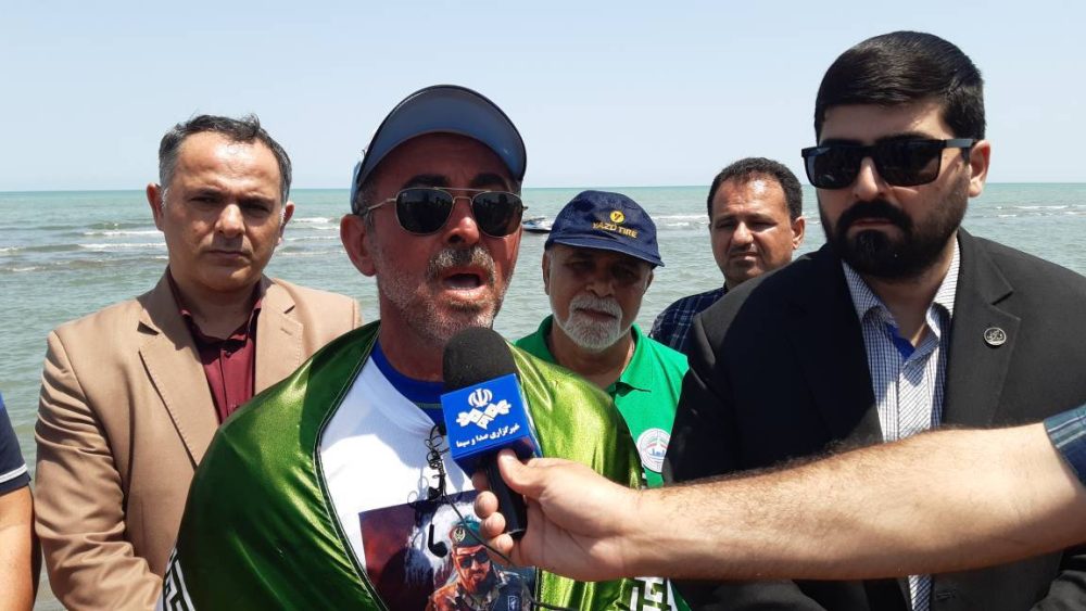 قایقران جانباز گیلانی با پارو زدن در عرض دریای خزر از بندر ترکمن تا بندر آستارا به مناسبت سالروز آزادسازی خرمشهر رکورد جدیدی به ثبت رساند