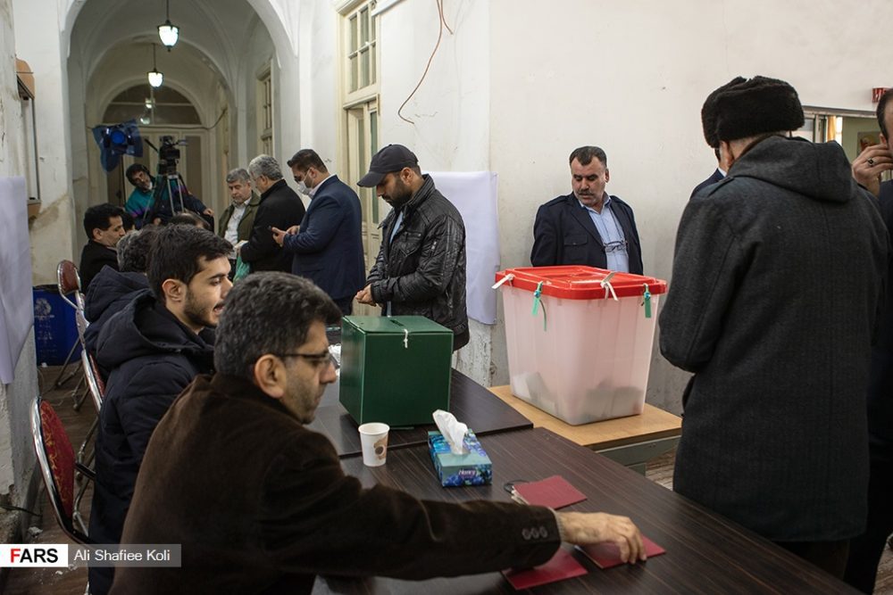 رئیس ستاد انتخابات گیلان، از مشارکت ۴۰ هزار نفر در برگزاری انتخابات گیلان خبر داد و گفت: آماده برگزاری انتخابات کاملا الکترونیکی در سه شهر استان هستیم