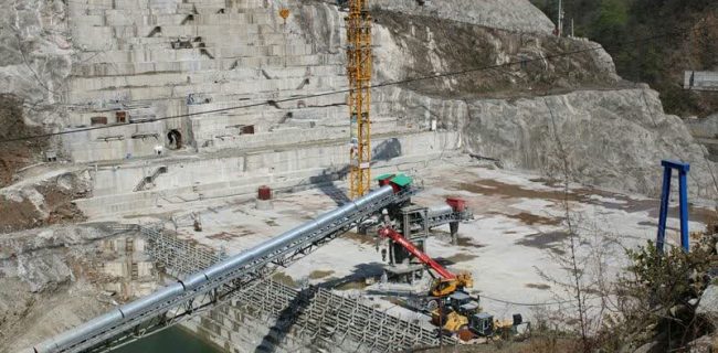 دکتر محمدیاری نماینده مردم تالش،رضوانشهر و ماسال در مجلس شورای اسلامی؛ سد شفارود پروژه بزرگ آبرسانی کشاورزی، صنعتی و شرب غرب استان گیلان به خاطر اختلاف کارفرما و پیمانکار متوقف و کارگران آن بیکار شده‌اند