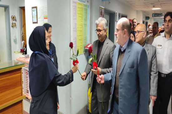 با همراهی مهرداد لاهوتی نماینده مردم لنگرود و دکتر آشوبی انجام شد ؛ تجلیل از پرستاران بیمارستان شهید حسین پور با اهدای گل