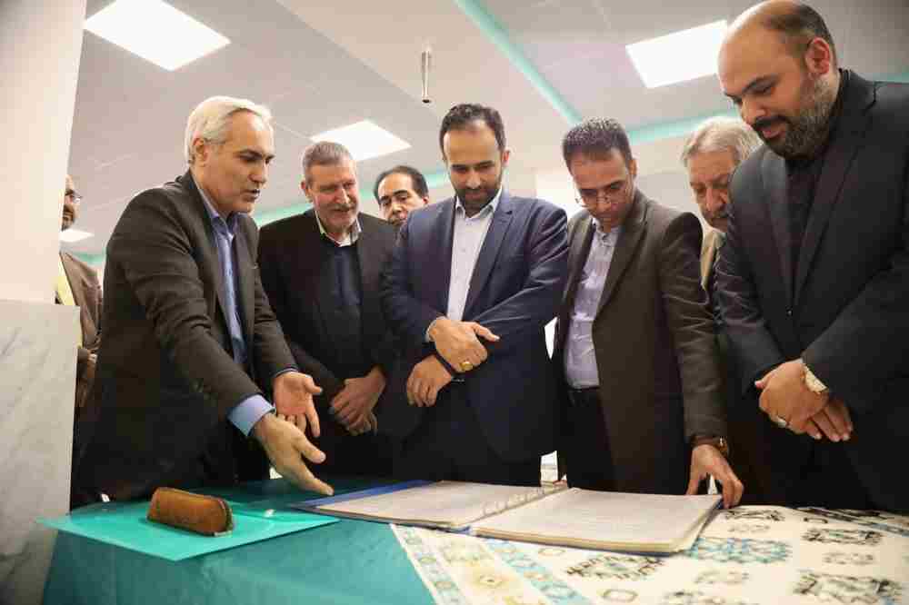 رحیم‌ شوقی شهردار رشت از کارگاه تخصصی خوشنویسی نسخ و ثلث‌ به خط بازدید کرد