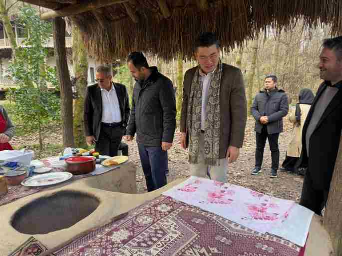 با همراهی شهردار رشت؛ بازدید سفرای کشورهای خارجی و مهیمانان ملی و بین المللی از موزه میراث روستایی گیلان