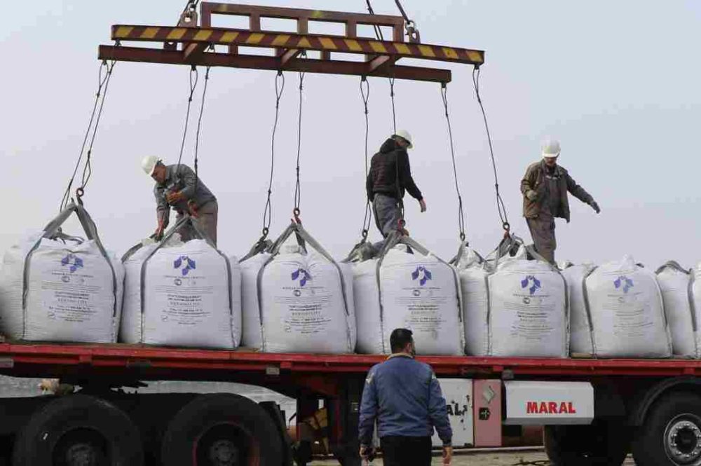 ارسال اولین محموله‌ سیمان صادراتی خزر به کشور روسیه از بندر انزلی