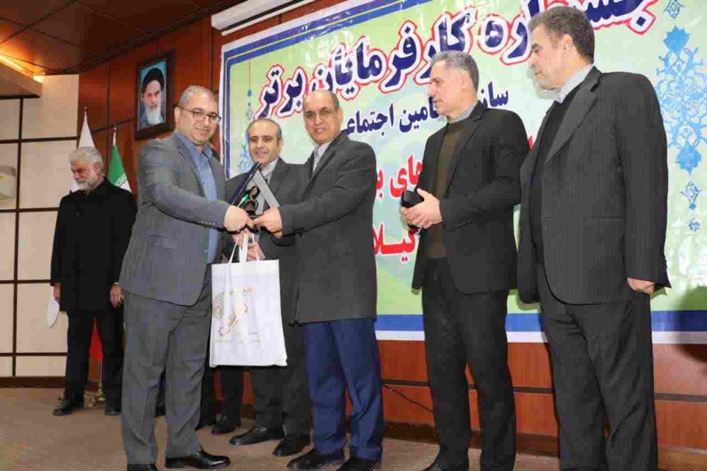 دریافت لوح و تندیس واحد برتر کارفرمایان استان گیلان توسط شرکت سیمان خزر 