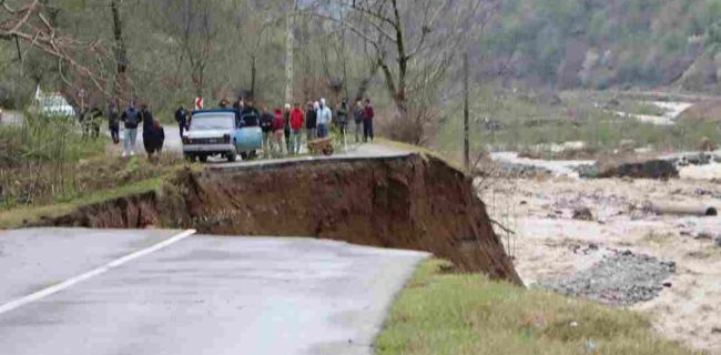 استاندار گیلان در بازدید از مناطق سیل زده شهرستان رودسر بر ضرورت تسریع در بازسازی راه ارتباطی اصلی روستاهای مناطق اشکورات و رحیم آباد تاکید کرد