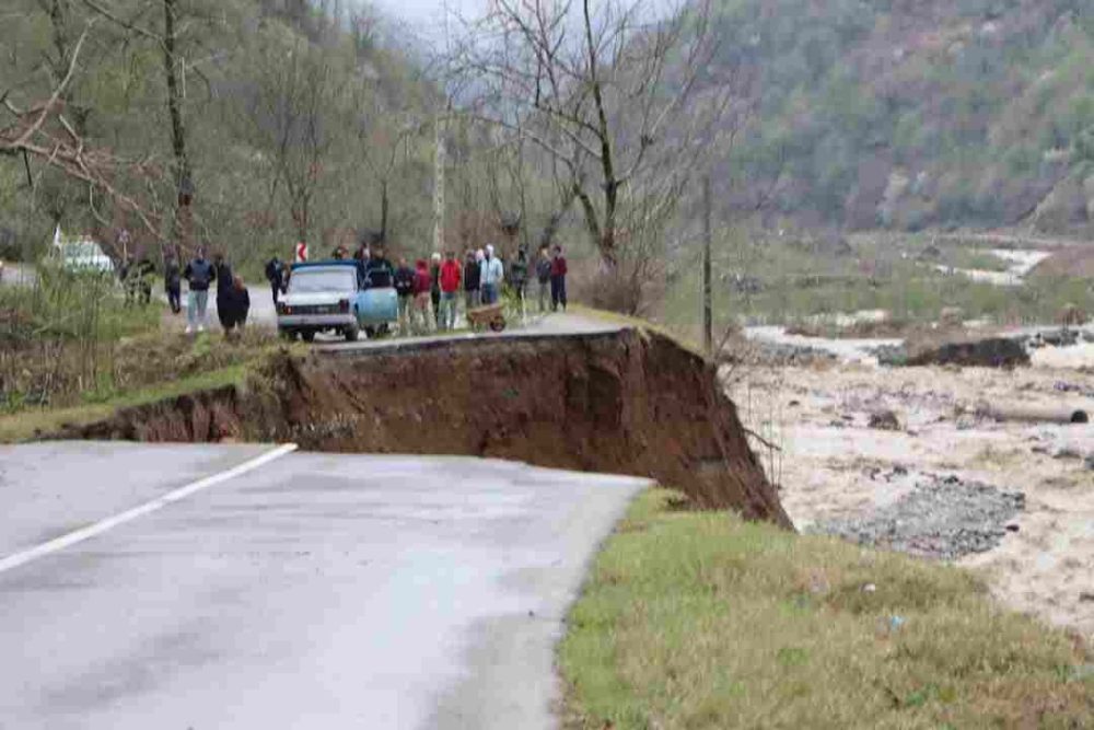 استاندار گیلان در بازدید از مناطق سیل زده شهرستان رودسر بر ضرورت تسریع در بازسازی راه ارتباطی اصلی روستاهای مناطق اشکورات و رحیم آباد تاکید کرد