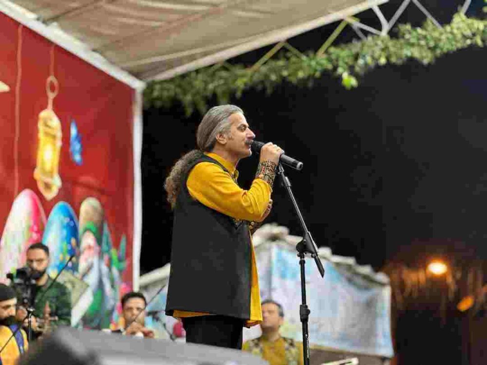 کنسرت محمودفرضی نژاد با استقبال بیش از چهار‌هزار نفری مردم  در جزیره استخر لاهیجان برگزار شد