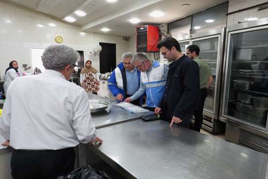 بازدید سرزده  دکتر سلیمانی معاون بهداشتی دانشگاه از رستوران‌های سطح شهر رشت