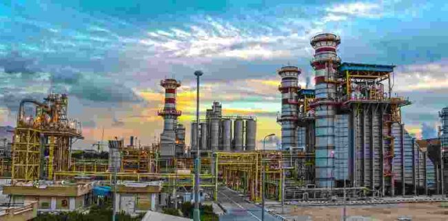 بیش از ۲۰۲۷ مگاوات طرح نیروگاهی تا اوج بار ۱۴۰۴ به مدار می‌آید 