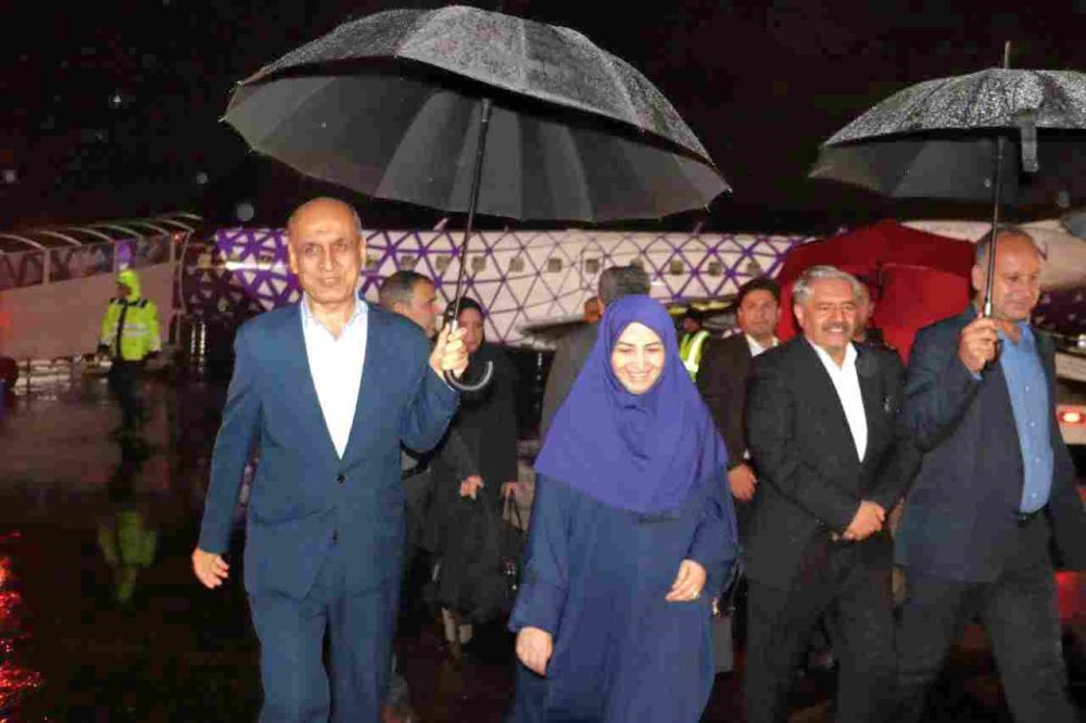 با استقبال استاندار گیلان و سرپرست فرمانداری رشت؛  .  معاون رئیس جمهور و رئیس سازمان حفاظت محیط زیست وارد گیلان شد