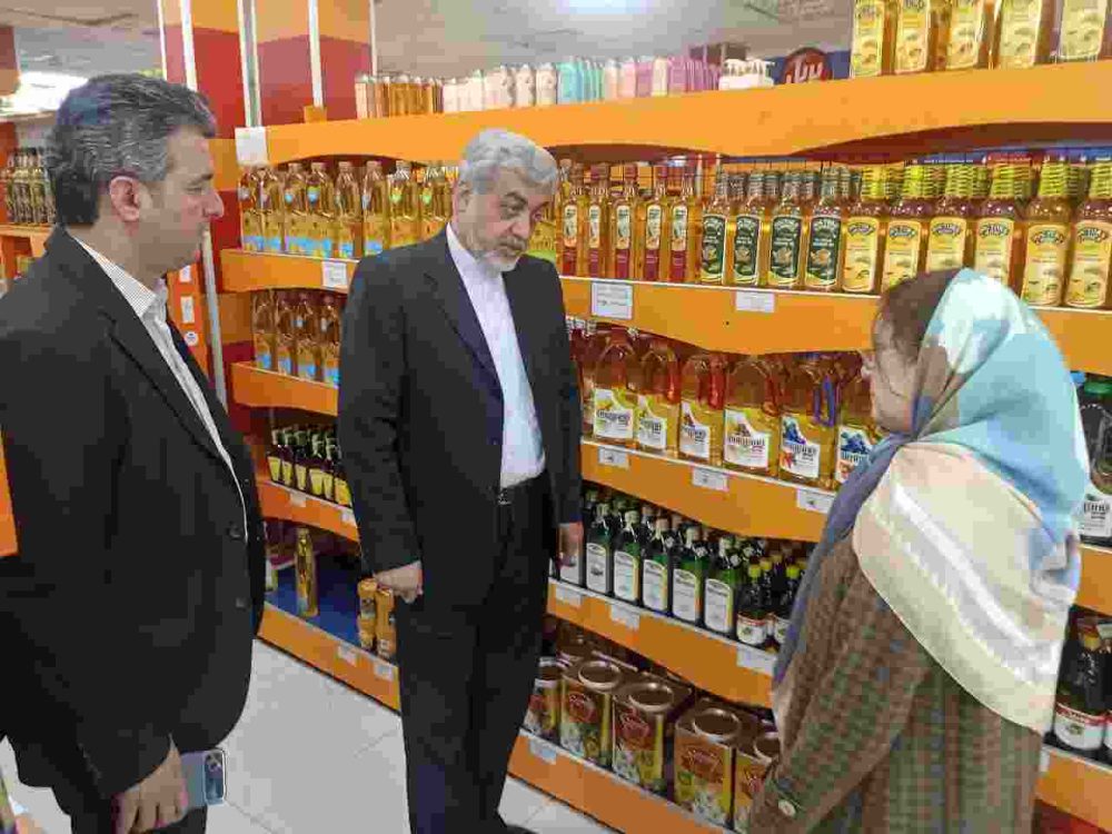 در پی گزارش‌های مردمی و رسانه‌ای، انجام شد؛  بازدید میدانی سرپرست فرمانداری رشت از فروشگاه‌های عرضه کالاهای اساسی