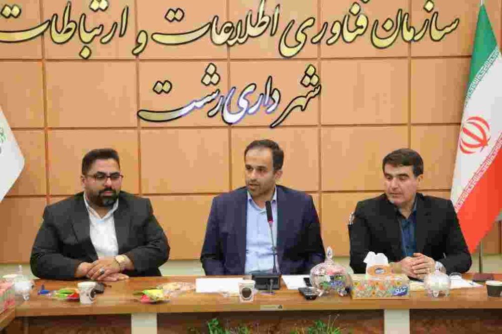 شهردار رشت در نشست با مدیران و روسای سازمان های تابعه تأکید کرد:  توسعه ناوگان حمل‌ونقل عمومی و تسریع در بهسازی و آسفالت معابر شهری