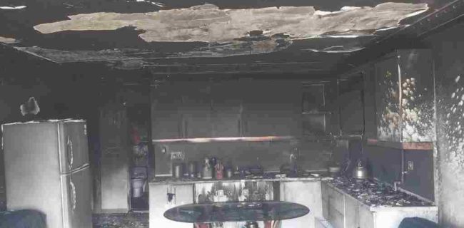 رئیس سازمان آتش‌نشانی رشت گفت: بازیگوشی دختر بچه حدودا چهار ساله و بازی کردن با فندک ابتدا پرده‌های سالن پذیرایی و سپس خانه مادربزرگ را به آتش کشید