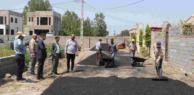بازدید میدانی مهندس ذاکری از عملیات آسفالت کوچه بوستان ۵ چمخاله 