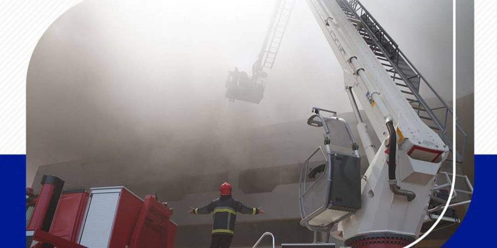 مشارکت آتش نشانان اداره کل بنادر و دریانوردی استان گیلان در اطفای حریق مجتمع تجاری منطقه آزاد انزلی