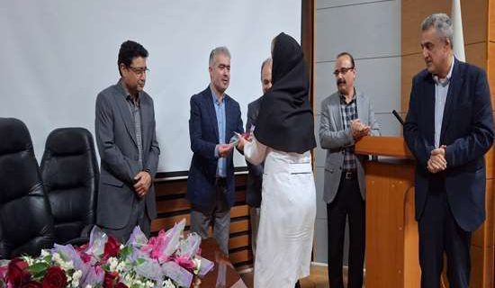تقدیر از زحمات اساتید و پزشکان مرکز آموزشی و درمانی دکتر حشمت با اهدای گل به مناسبت روز جهانی قلب