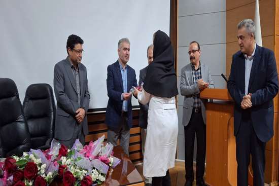 تقدیر از زحمات اساتید و پزشکان مرکز آموزشی و درمانی دکتر حشمت با اهدای گل به مناسبت روز جهانی قلب