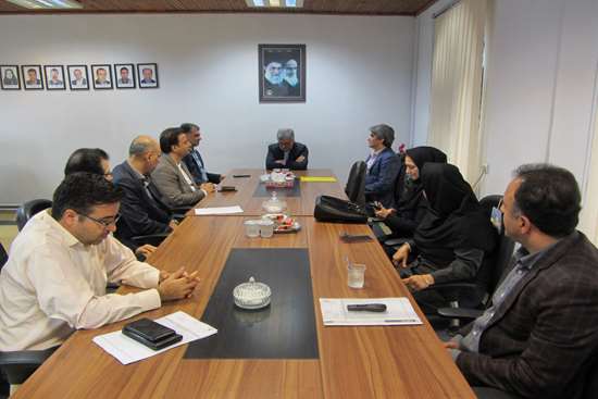 گفت‌وگوی صمیمی رئیس دانشگاه علوم پزشکی گیلان با دانشجویان و اساتید در بازدید از دانشکده بهداشت