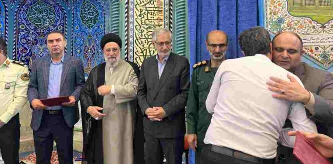 تجلیل از آتش نشانان شهرداری رضوانشهر در مراسم نماز جمعه به مناسبت روز ایمنی و آتش نشانی