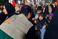 توزیع گسترده متبرکات حرم مطهر رضوی همزمان با شب میلاد امام رضا(ع) در رشت