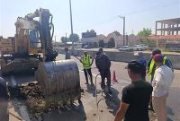 جلوگیری از هدررفت آب شرب در محور پرتردد رشت-انزلی؛ رفع نشتی خط اصلی ۵۰۰ میلی‌متری