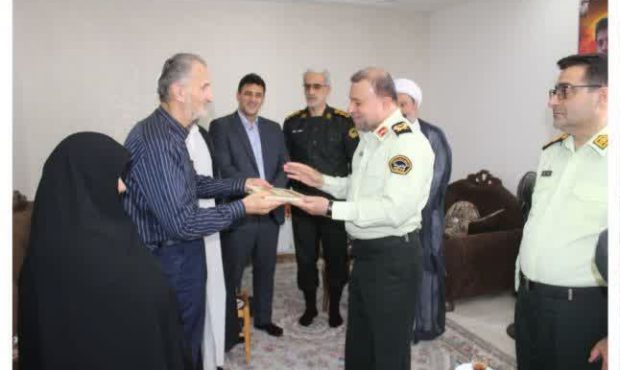 دیدار فرمانده انتظامی گیلان با خانواده شهید سالاری دیدار فرمانده انتظامی گیلان با خانواده شهید سالاری